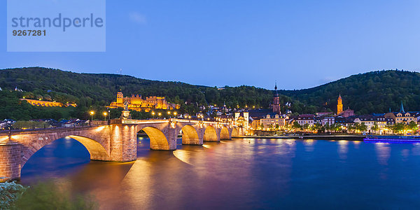 Deutschland  Baden-Württemberg  Heidelberg  Blick auf Altstadt  Alte Brücke  Heilig-Geist-Kirche und Heidelberger Schloss am Abend