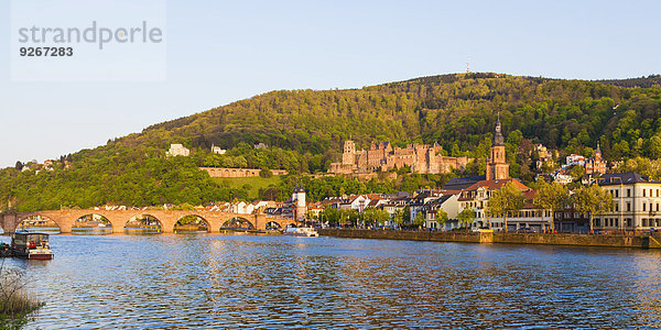 Deutschland  Baden-Württemberg  Heidelberg  Blick auf Altstadt  Alte Brücke  Heilig-Geist-Kirche und Heidelberger Schloss