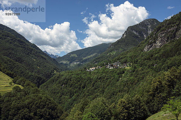 Schweiz  Tessin  Blick ins Valle Onsernone mit Isorno-Schlucht  Bergdörfer Russo und Comologno
