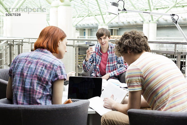 Studenten lernen in einer Universitätsbibliothek
