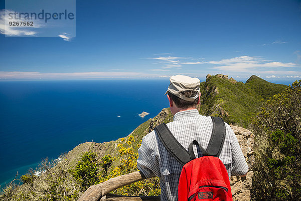 Spanien  Kanarische Inseln  Teneriffa  Cabezo del Tejo  Älterer Mann mit Blick auf das Anaga-Gebirge