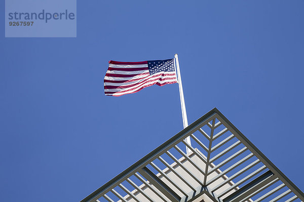 Deutschland  Berlin  US-Botschaft mit amerikanischer Flagge
