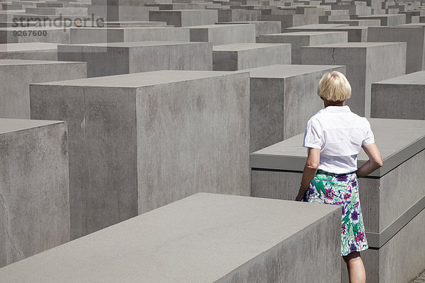 Deutschland  Berlin  Holocaust-Mahnmal  Reife Frau zwischen Stelen