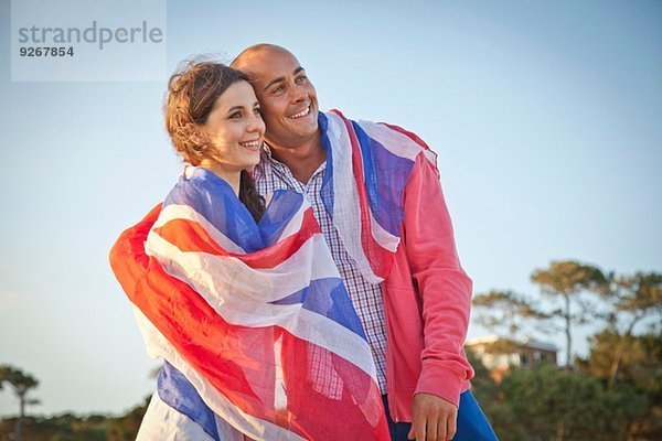 Paar in britischer Flagge am Strand von Bournemouth  Dorset  UK