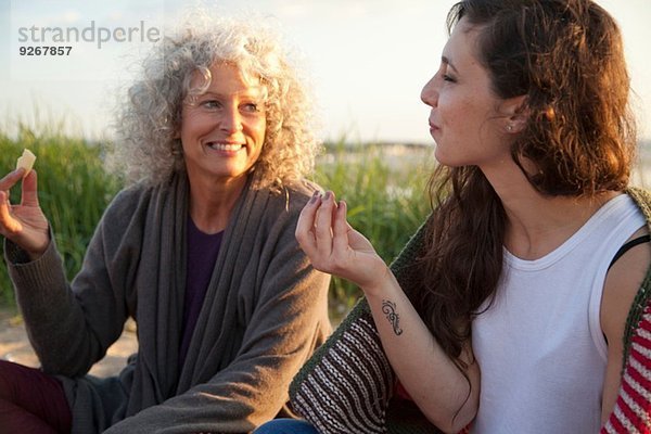 Zwei Frauen beim Picknick am Strand von Bournemouth  Dorset  UK