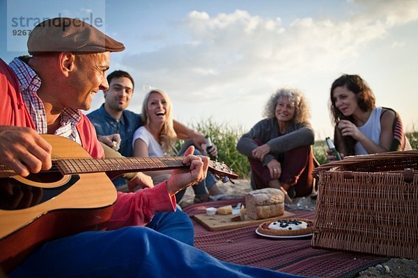 Fünf erwachsene Freunde picknicken am Bournemouth Beach  Dorset  UK