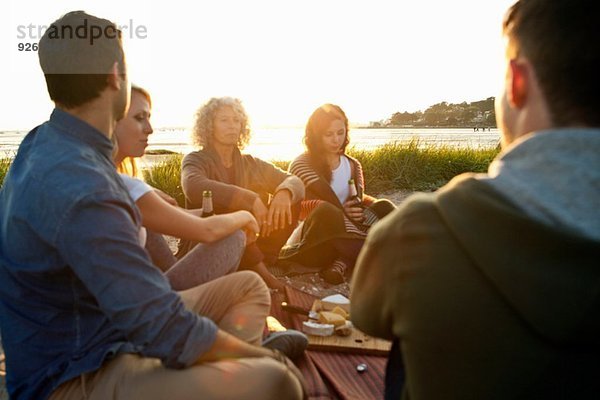 Fünf erwachsene Freunde beim Picknick am Strand von Bournemouth  Dorset  UK