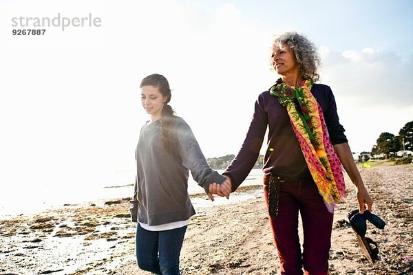 Mutter und Tochter genießen den Strand