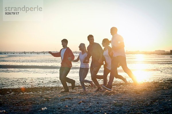 Gruppe von Freunden mit Spaß am Strand