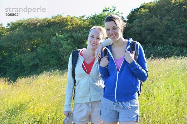 Porträt von zwei jungen Frauen im Feld