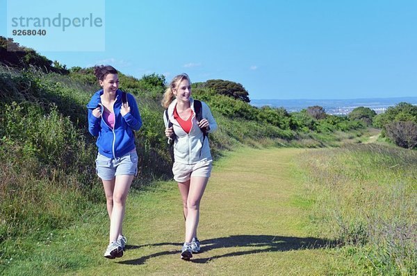 Zwei junge Frauen auf dem Küstenweg