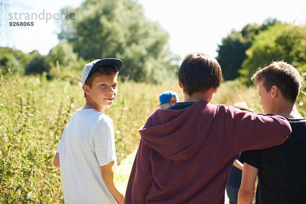 Portrait des Jungen mit Mütze und Freunden