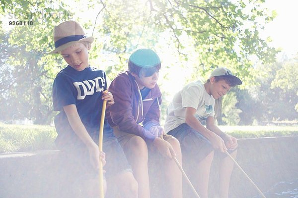 Jungen mit Fischernetzen im Sonnenlicht