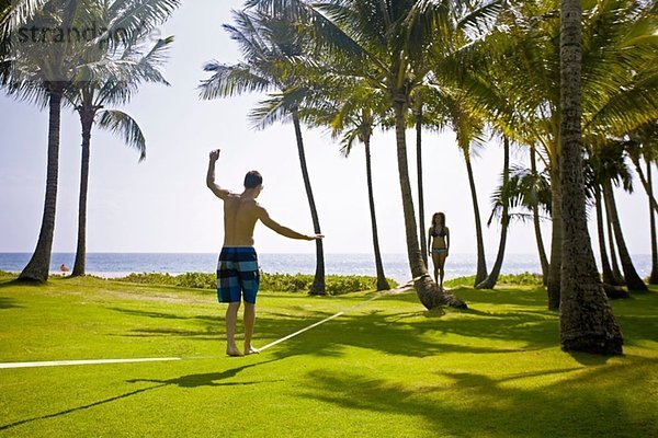 Mann auf Slackline  Poipu  Kaua'i  Hawaii  USA