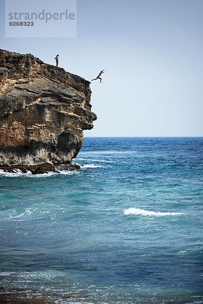 Mann  der vom Kliff ins Meer springt  Poipu  Kaua'i  Hawaii  USA