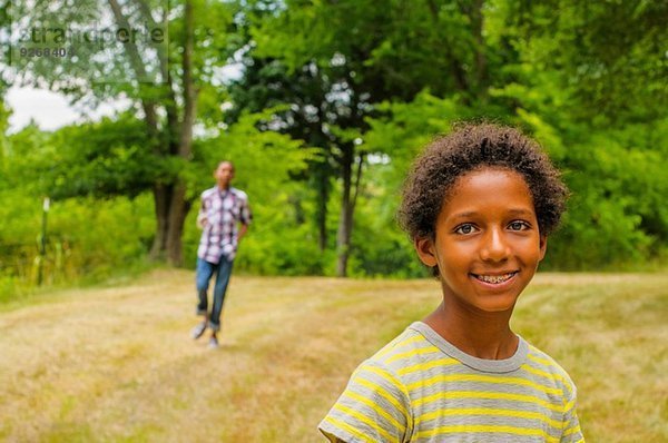 Jungen im Wald