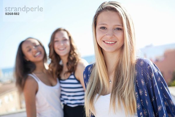 Teenagerin  Freunde im Hintergrund