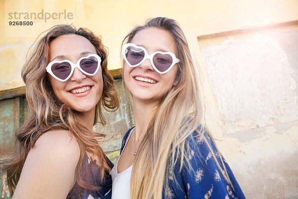 Teenagermädchen mit herzförmiger Sonnenbrille