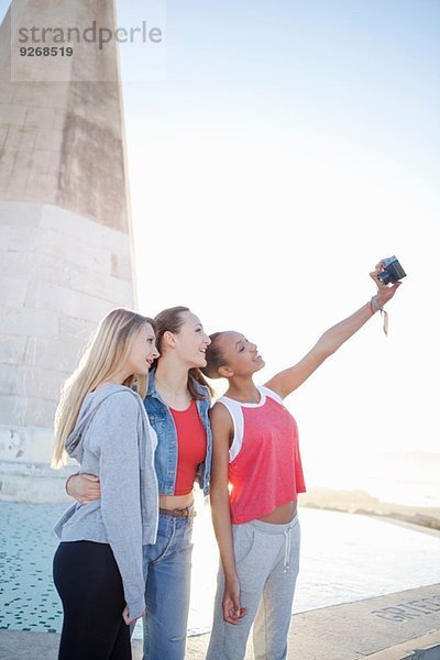 Teenager-Mädchen nehmen Selfie  Palma  Mallorca  Spanien