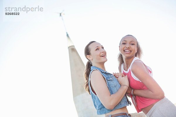 Jugendliche Mädchen  Denkmal im Hintergrund  Palma  Mallorca  Spanien