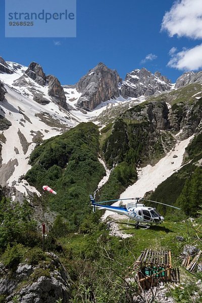 Hubschrauber auf Rundflug  Alleghe  Dolomiten  Italien