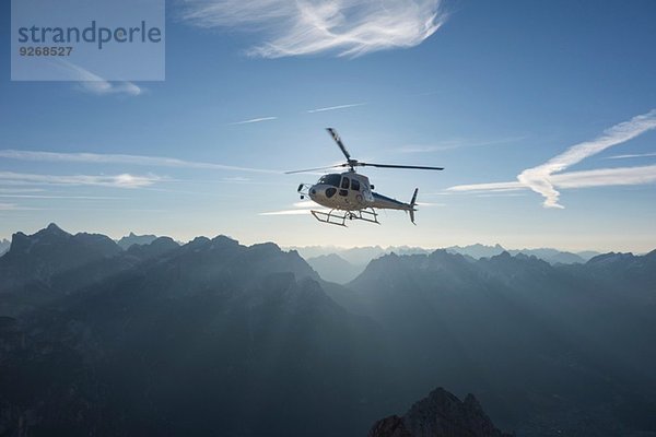 Hubschrauber auf Rundflug bei Sonnenaufgang  Alleghe  Dolomiten  Italien