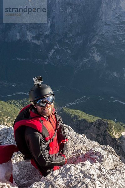 Portrait des BASE-Springers am Bergrand  Alleghe  Dolomiten  Italien