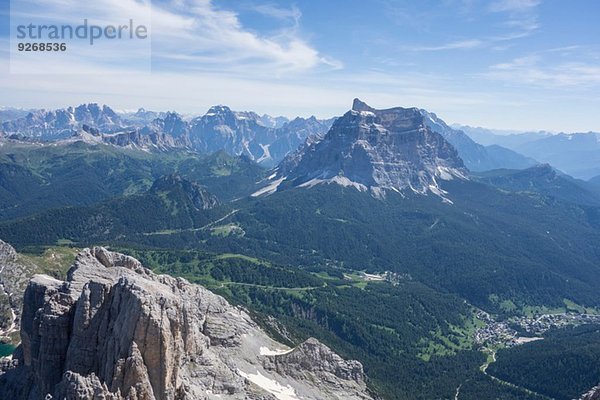 Blick auf Berge und Tal  Alleghe  Dolomiten  Italien