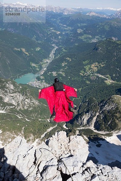 Erwachsener Mann BASE Springen vom Berg  Alleghe  Dolomiten  Italien