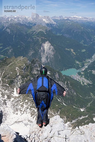 Mittlerer Erwachsener Mann BASE Springen vom Bergrand  Alleghe  Dolomiten  Italien