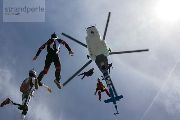 Tiefblick auf Hubschrauber und sechs Fallschirmspringer  Siofok  Somogy  Ungarn