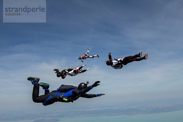Vier junge erwachsene männliche Fallschirmspringer  Siofok  Somogy  Ungarn