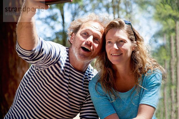 Paar nimmt Selfie auf Smartphone im Wald mit