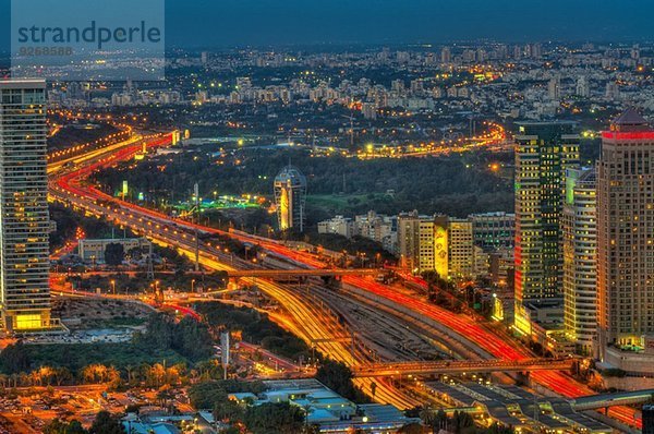Luftaufnahme von Tel Aviv bei Nacht mit Ayalon Highway  Israel