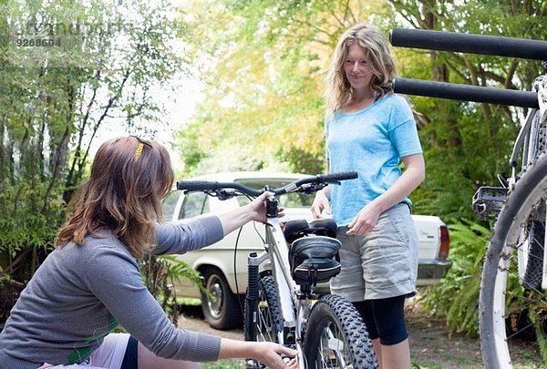 Zwei Mountainbikerinnen beim Radfahren im Wald