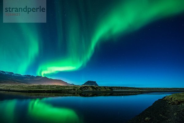Aurora Borealis über Grundarfjordur  Kikjufell im Zentrum  Snaefellsnes  Island