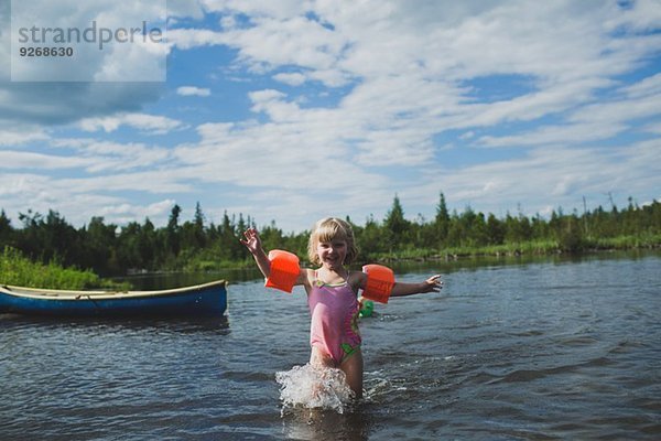 Dreijähriges Mädchen beim Planschen im Indian River  Ontario  Kanada