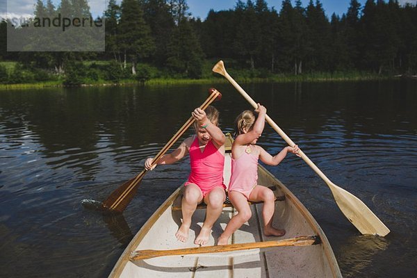 Zwei junge Schwestern rudern im Kanu auf dem Indian River  Ontario  Kanada