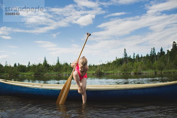 Neugieriges Mädchen mit Blick auf das Wasser im Indian River  Ontario  Kanada