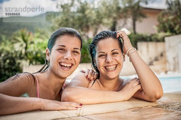 Portrait junger Frauen im Schwimmbad  Capoterra  Sardinien  Italien