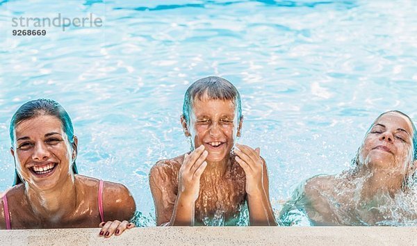 Porträt eines Jungen und zweier Schwestern im Schwimmbad