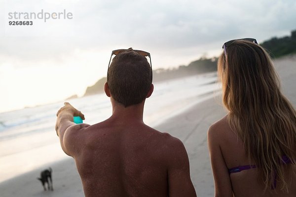 Rückansicht des Paares mit Blick auf den Strand  Nosara  Guanacaste  Costa Rica