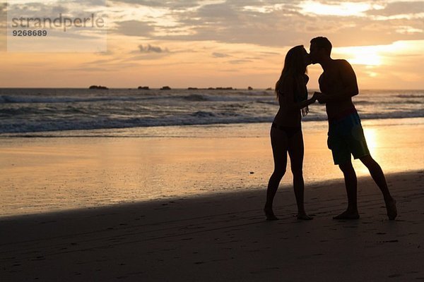 Silhouette eines romantischen Paares am Strand  Nosara  Guanacaste  Costa Rica