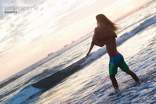 Romantischer junger Mann mit Freundin am Strand  Nosara  Guanacaste  Costa Rica