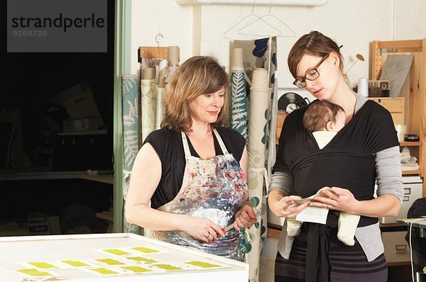 Frauen diskutieren über Design in der Textilwerkstatt des Handdrucks