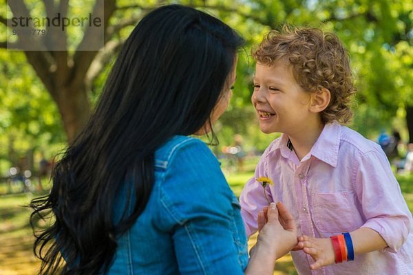 Junge Mutter und Sohn lachen zusammen im Park