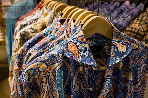 Reihe von Paisleyhemden im Herrenbekleidungsgeschäft