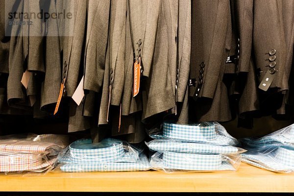 Verkaufsreihe Anzugjacken im Herrenbekleidungsgeschäft