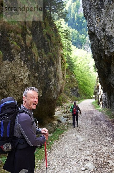 Zwei Männer beim Wandern  Bucegi-Gebirge  Transsylvanien  Rumänien