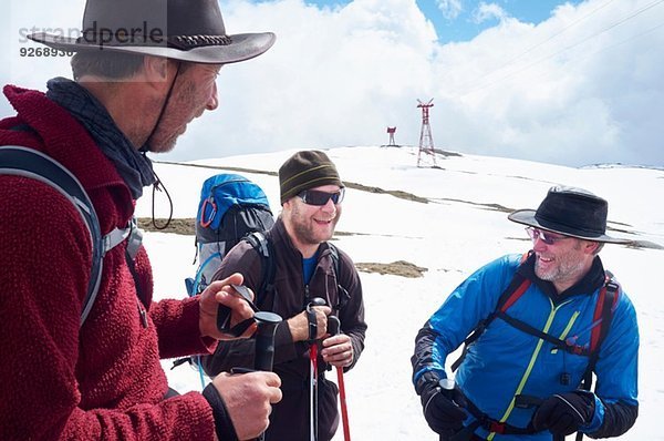Drei Wanderer im Schnee  Bucegi-Gebirge  Siebenbürgen  Rumänien